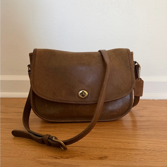 Coach Handbags - Vintage Coach City Purse in Tan/Camel Leather
